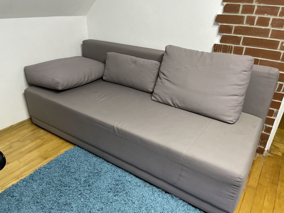 Tapczan z możliwością przechowywania pościeli