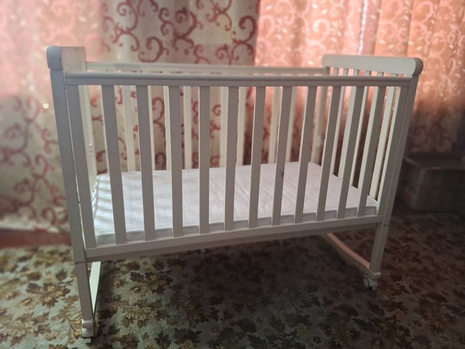 Продам дитяче ліжечко з двостороннім  матрасом