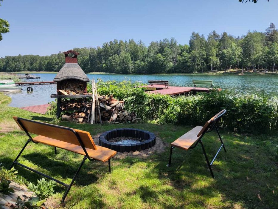 Biały Domek nad jeziorem Serwy z własną linią brzegową