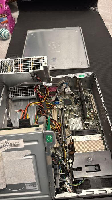 Stary komputer stacjonarny HP działa na cześci