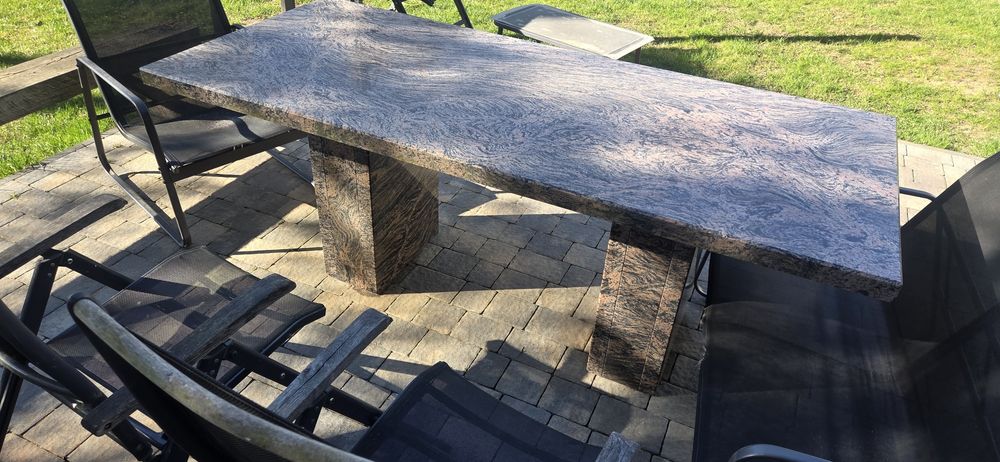Stół z kamienia gruby
