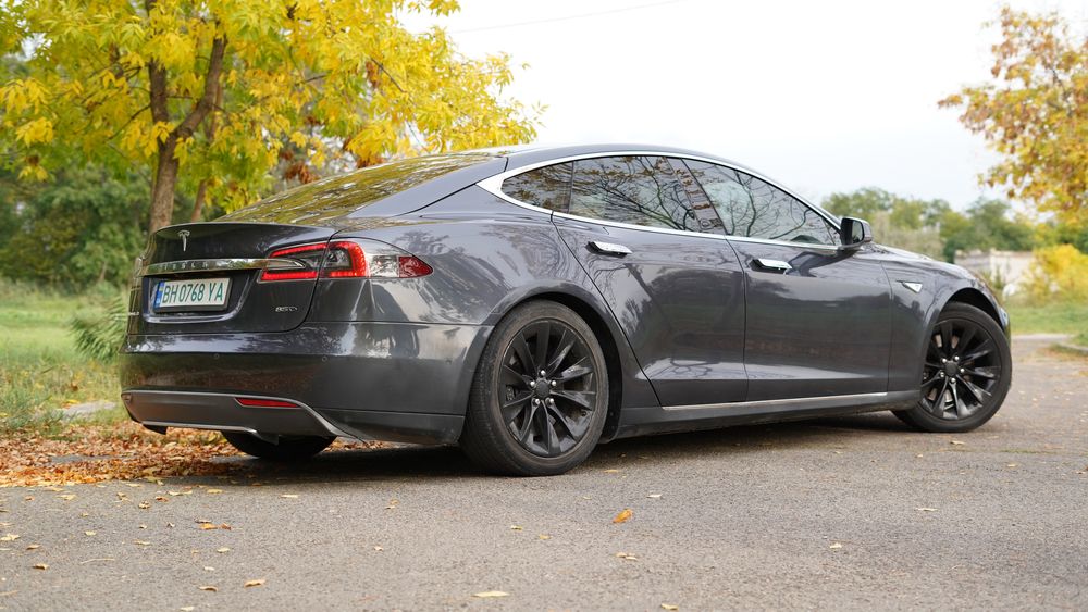 Tesla model S 85D