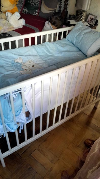 Berco de bebe com roupa de cama