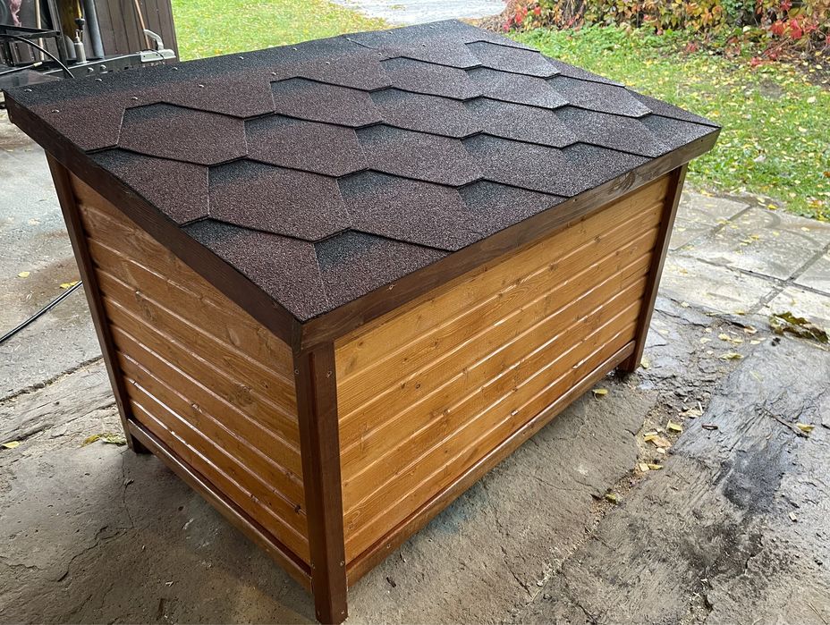 Утеплена будка для собачки середніх та великих розмірів.