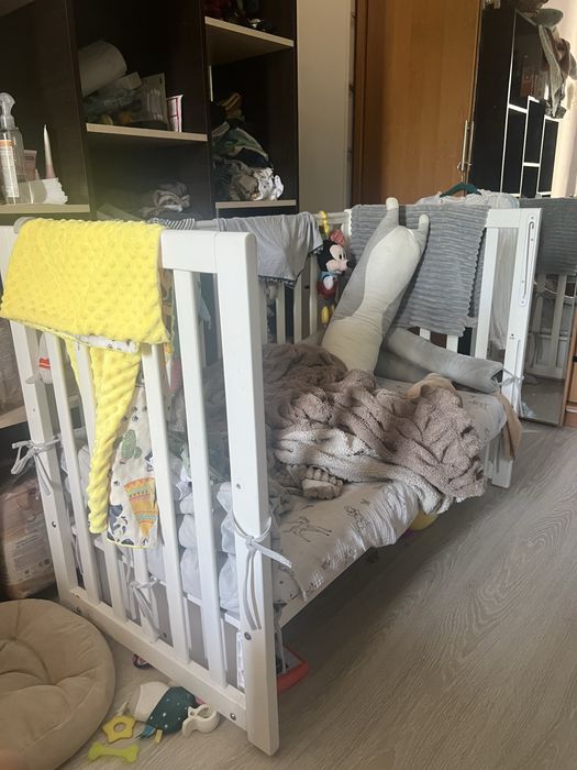 Продам детскую кроватку с матрацем , на фото стеночка снята, она есть