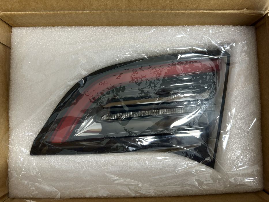 Tesla Model 3 - Farolim interior lado direito