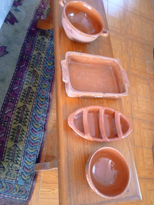 Diversas peças em barro para a cozinha