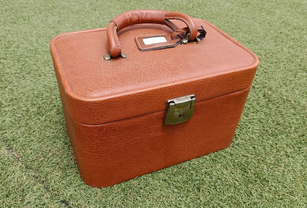 Necessaire Vintage Castanha com Fecho | Vintage Brown Vanity Case with Lock