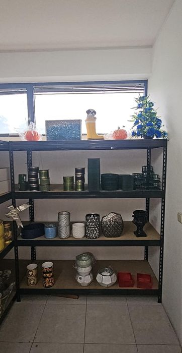 Estante metalica lacada com 4 prateleiras em madeira