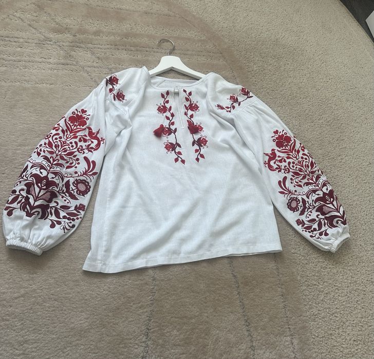 Вишиванка з червоними візерунками