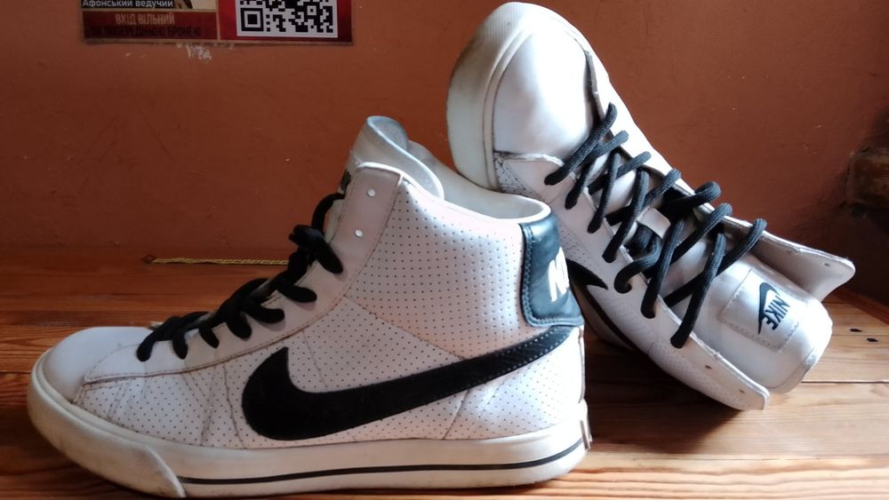Кросівки NIKE кожзам 41р білі вживані
