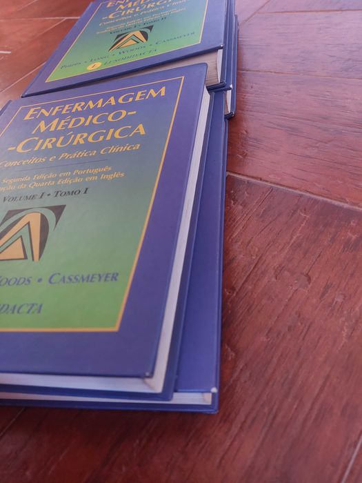 4 volumes do livro enfermagem médico-cirurgica de Phipps