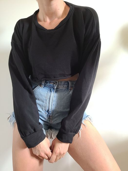 Czarna bluza crop top PrettyLittleThing