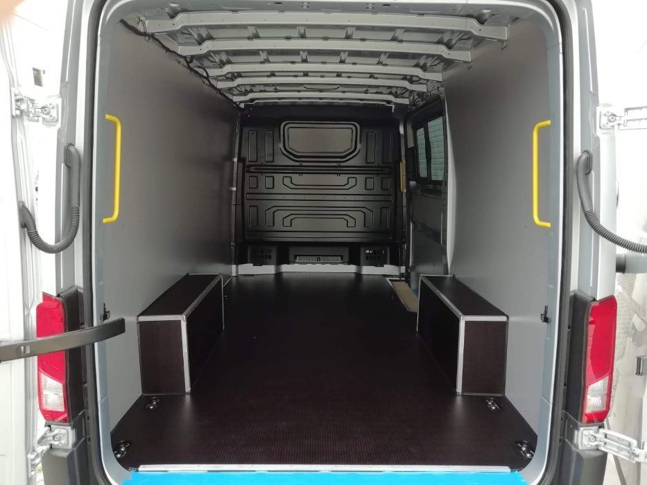 Zabudowa auta dostawczego VW Crafter L4H2 w laminacie