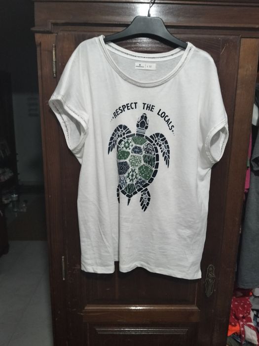 Três t shirts vestidas uma vez