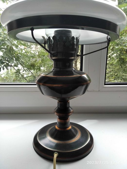 Lampa naftowa elektryczna.