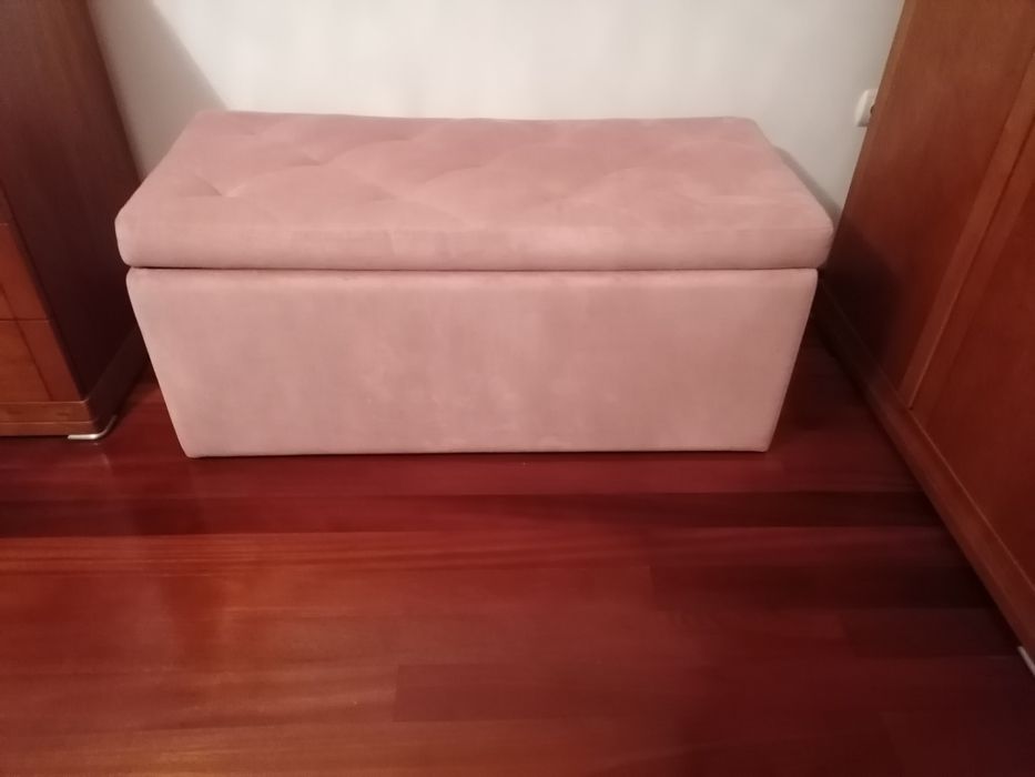Baú estofado com arrumação.