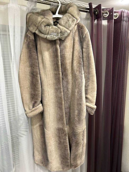 Женская шуба из цигейки с норковым капюшоном
