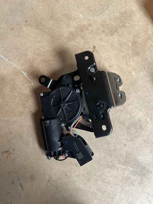 Tesla 3/y замок крышки багажника зад 1500604-cn-b