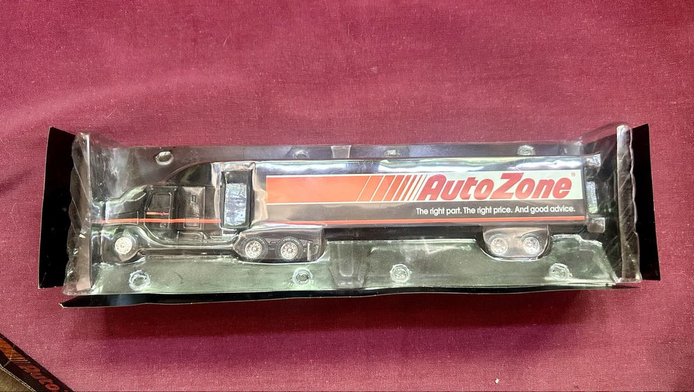 Camiao miniatura AutoZone Freightliner Tractor-Trailer