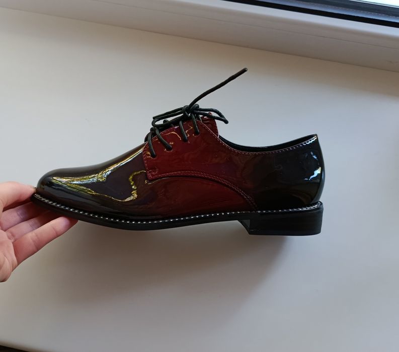 Лакові туфлі на шнурках 41 розмір