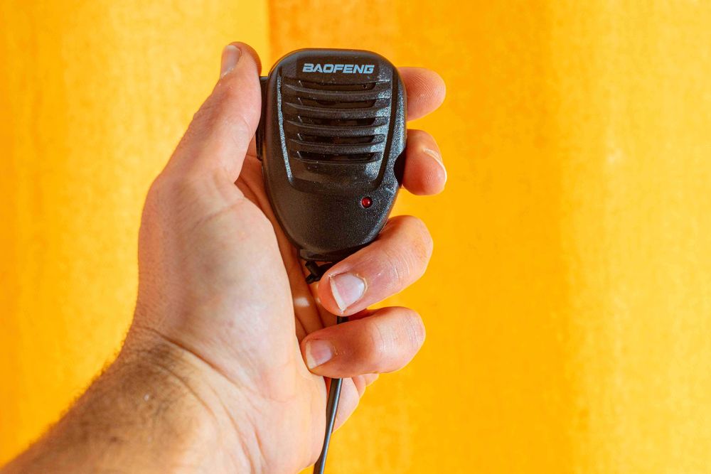Microfone PTT para radios Baofeng.