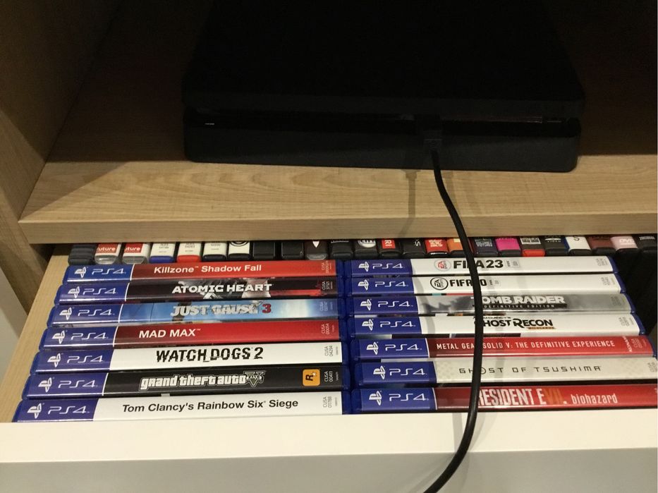 PS4 SLIM 1 TB + 2 Comandos + 14 Jogos