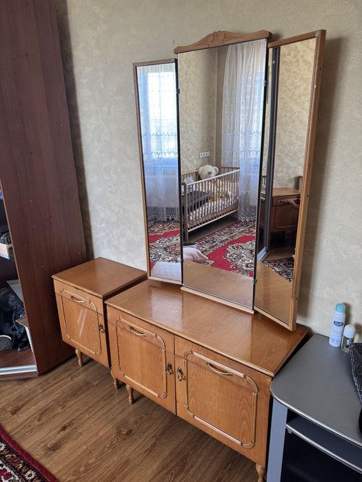 Дзеркало і 2 прикроватні тумби