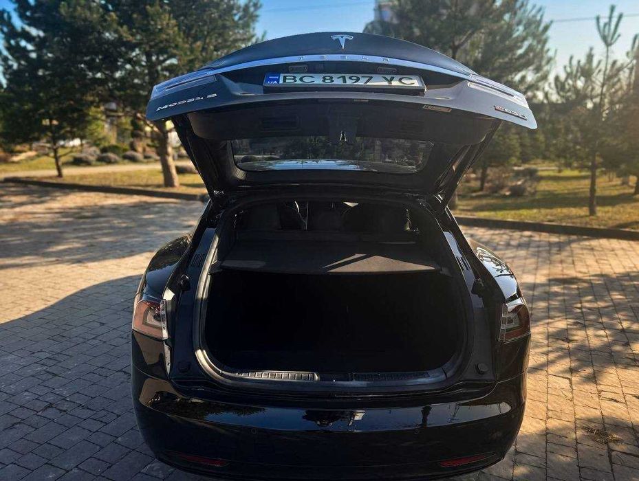 Тесла модель С 2018р повнопривідна.