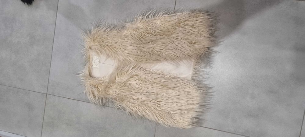 Kamizelka z białym długim futerkiem