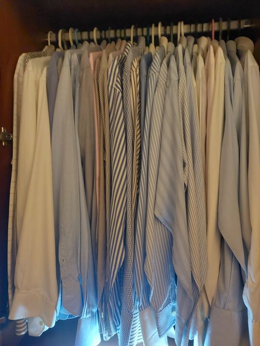 Diversas camisas, novas e smi-novas