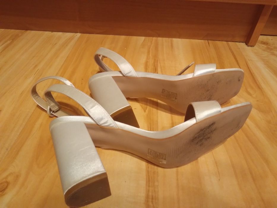 Buty damskie ecru na obcasie