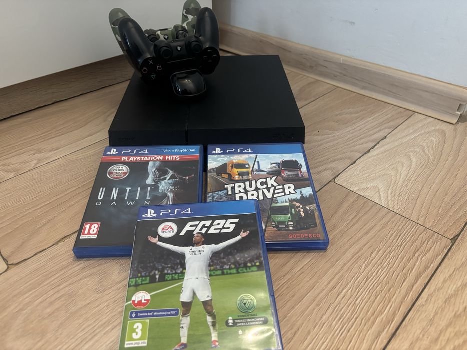 PlayStation 4 z padami,grami oraz ze stacja ladowania