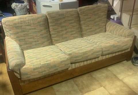 Conjunto de mesa com cadeiras,  móvel com portas vidro e sofá c mesa