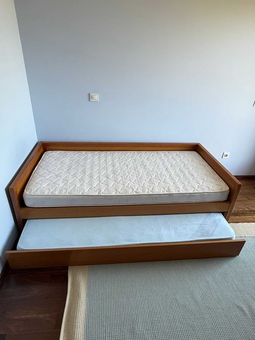 Cama de solteiro + 2 colchões + 2 estrados em excelente estado