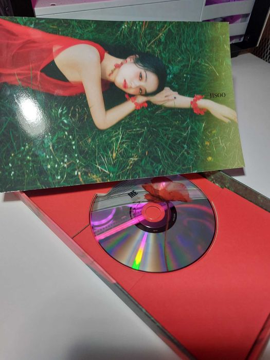Jisoo (BlackPink) - ME Red Ver. (1st Single Album + YG Select Gift)