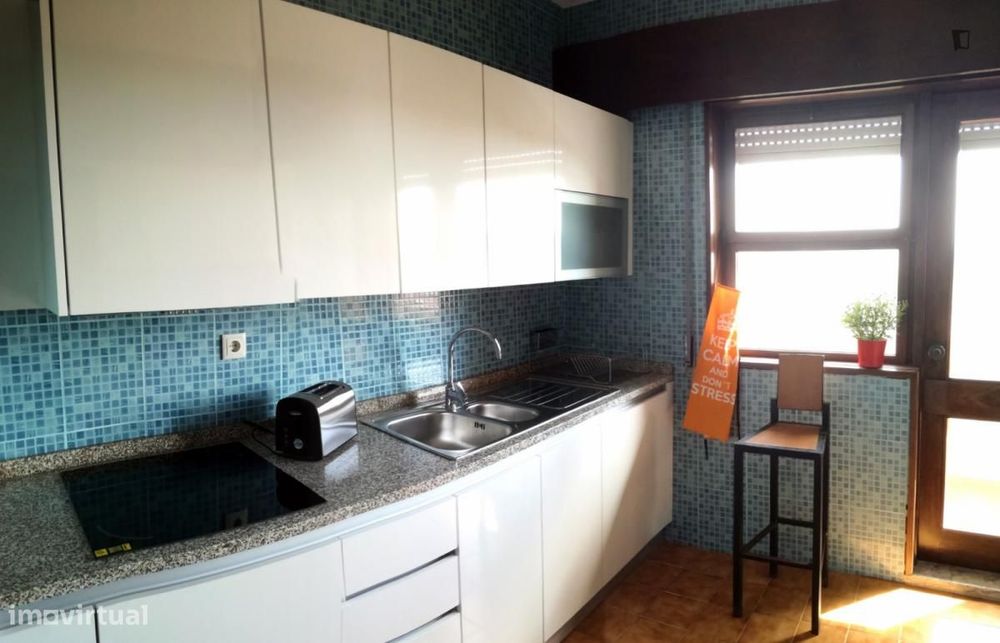 Quarto - localizado em Lordelo do Ouro Porto