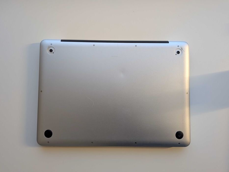 MacBook Pro 15" 2010 avariado / para peças + carregador