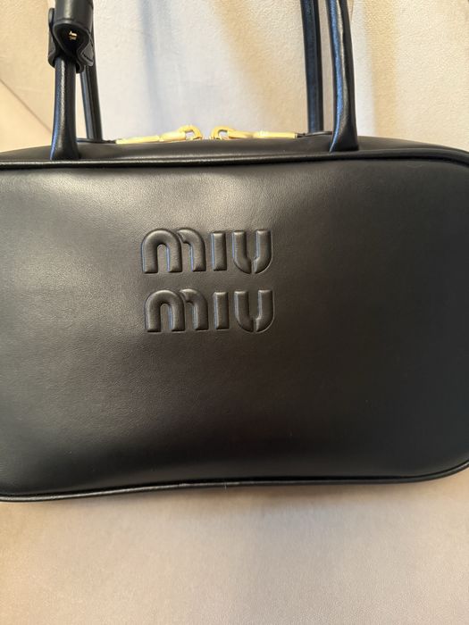 Сумка чорна шкіряна Miu Miu