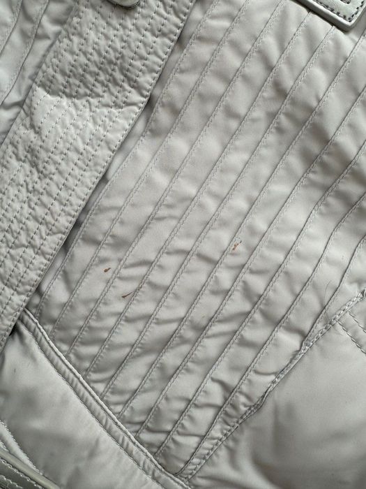 Біло-сіра куртка