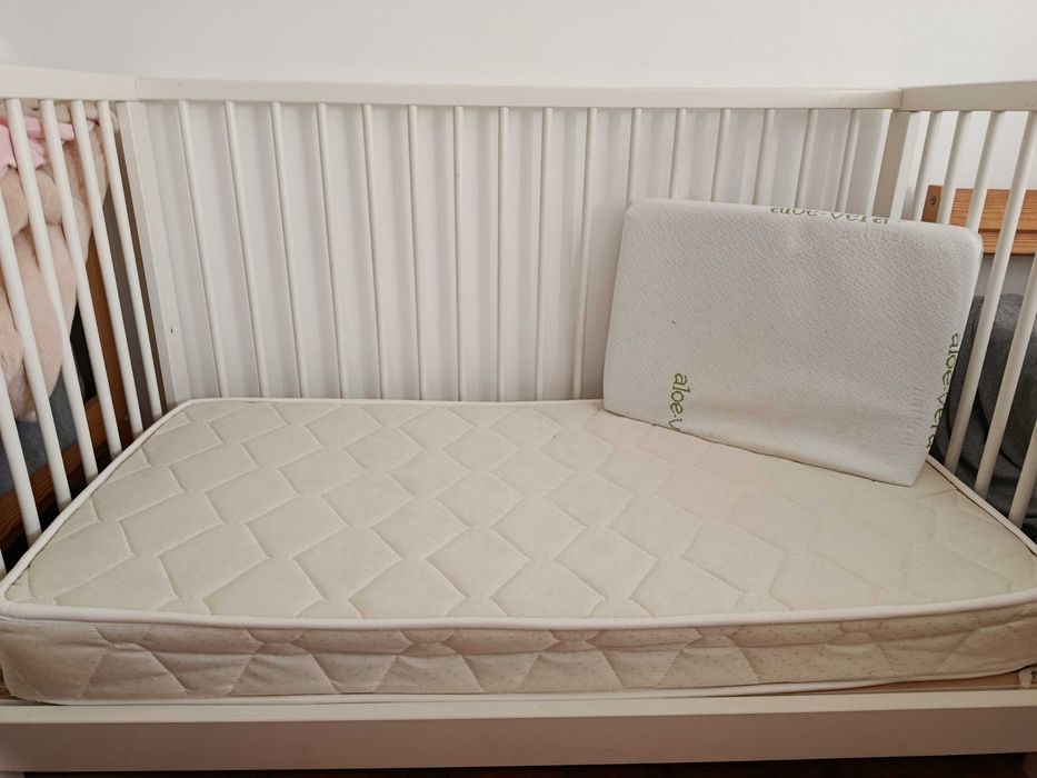 Berço e colchão IKEA