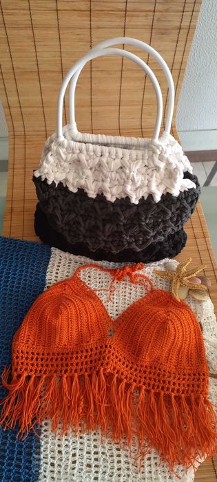 Bolsa, biquíni em crochê e acessórios.