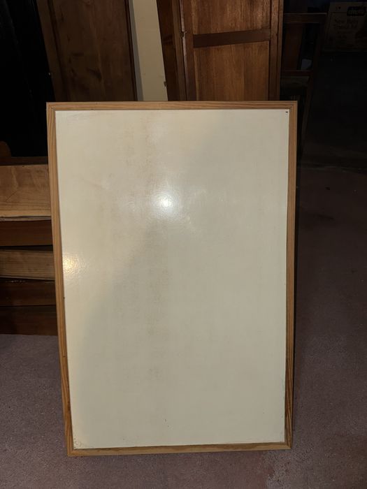 Quadro branco para apontar coisas ou pendurar documentos