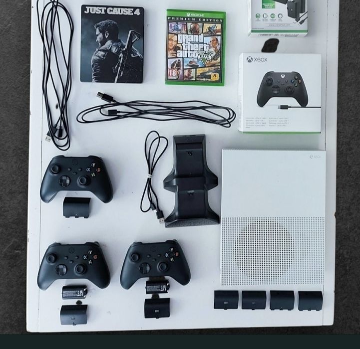 Zestaw Xbox One S + 3 pady + 2 gry + stacja ładująca