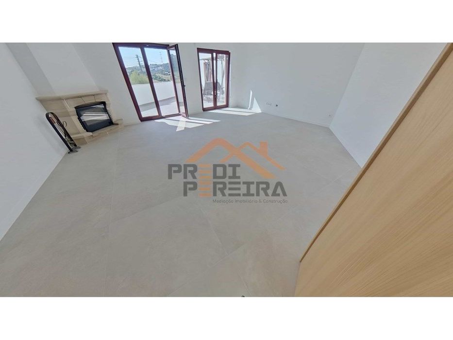 Apartamento T3 duplex remodelado, com box, situado em Casal de Cambra.