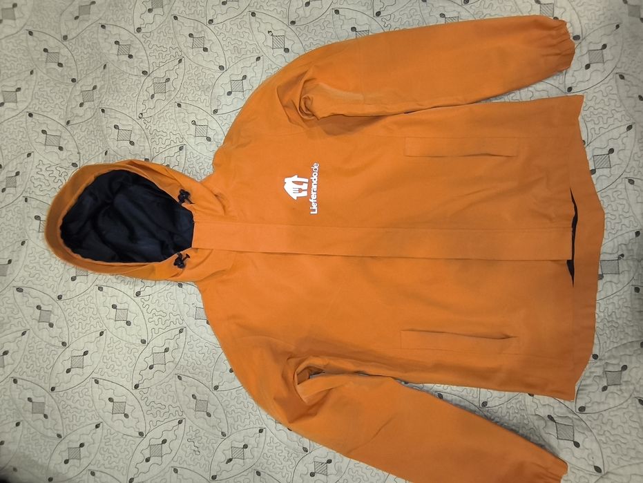 Куртка вітрова з водовідштовхуючими властивостями