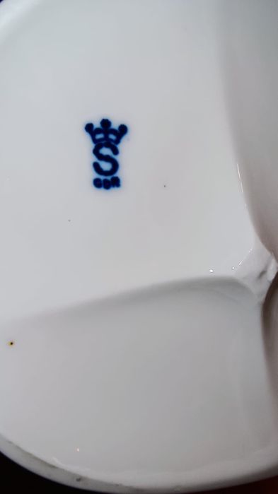 Figurka porcelanowa. Kobieta karmiąca kury. Porcelana Carl Scheidig