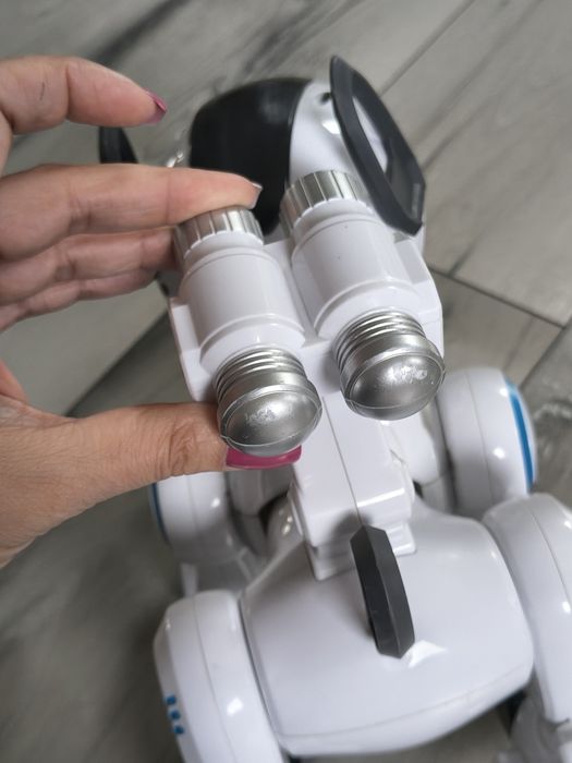 Robopies Cyber Pies jeździ rusza się