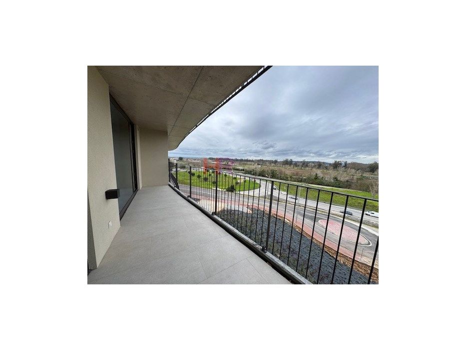 Arrenda-se T1 Novo com lugar de garagem privativo coberto.