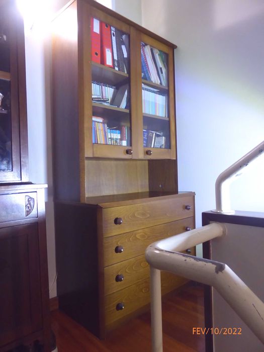 Armário louceiro com 4 gavetões.